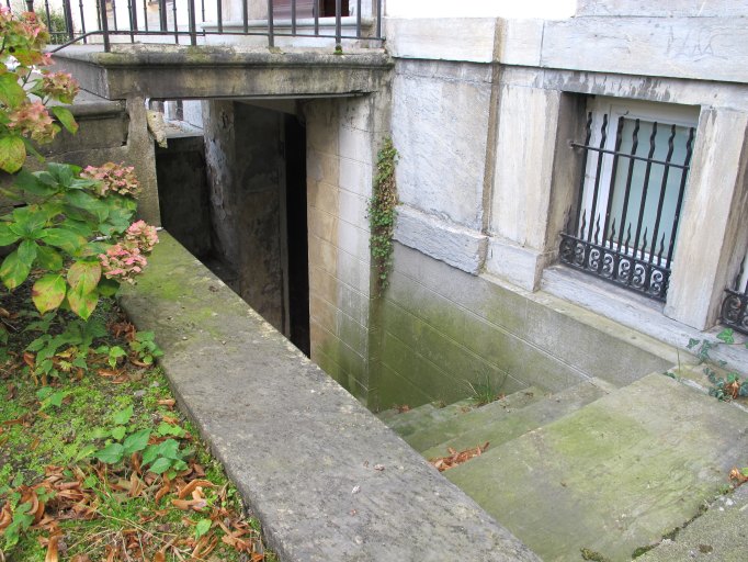 Vue de l'escalier menant au soubassement sous le perron.