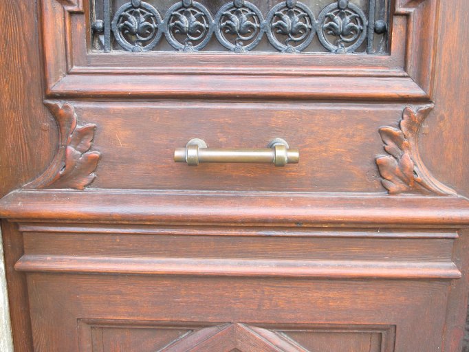 Détail sculpté du vantail de la porte.