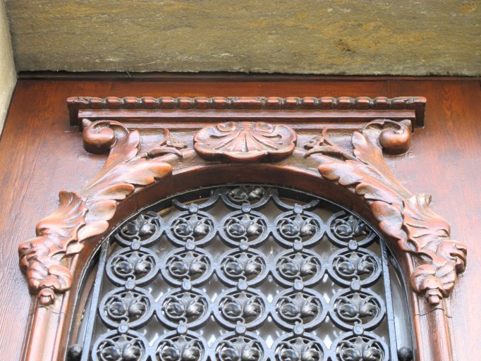 Détail sculpté du vantail de la porte.