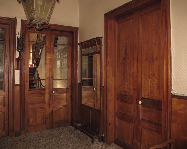 Vue intérieure du hall d'attente avec escalier à l'arrière-plan.