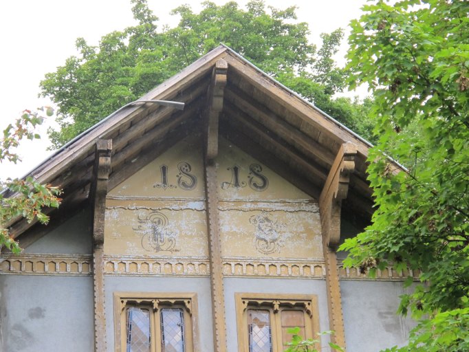 Détail des inscriptions peintes sur la façade.