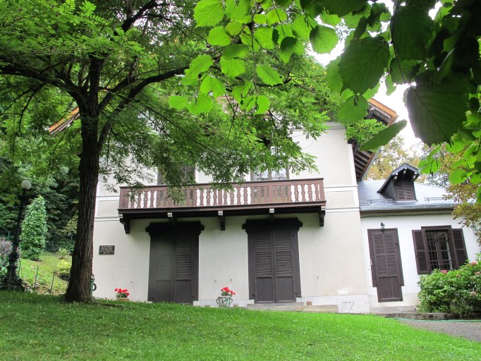 Vue du niveau inférieur de la façade.