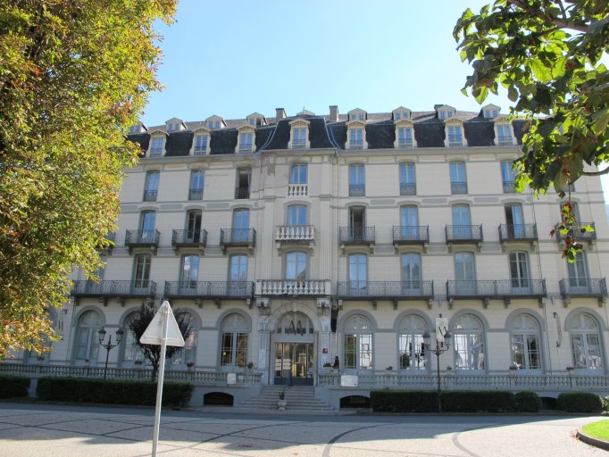 Vue d'ensemble de la façade.