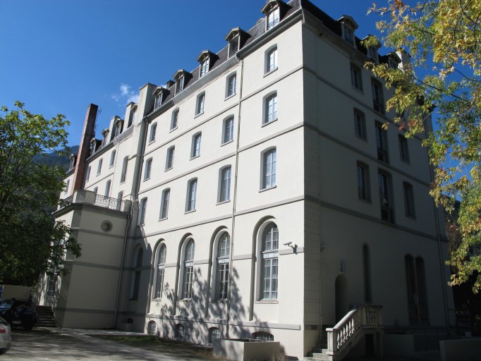 Vue depuis le nord-est avec l'avant-corps de l'élévation postérieure.