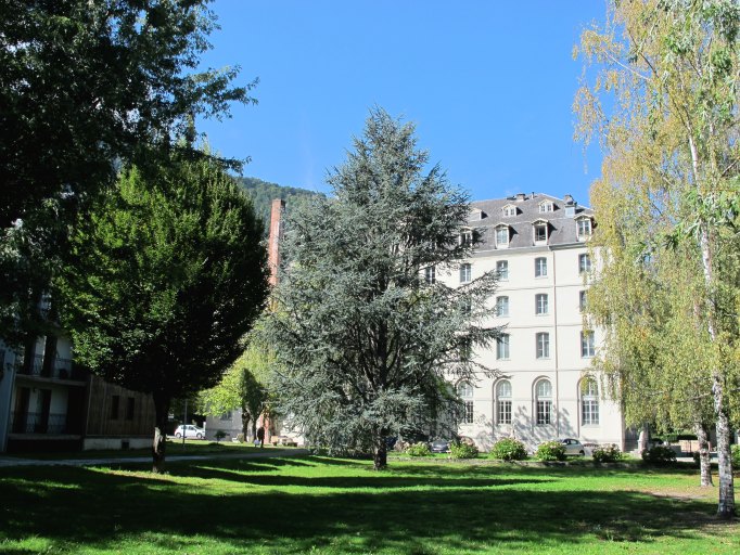 Vue de l'hôtel depuis le parc.