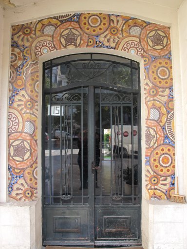 Détail de l'encadrement en mosaïque de la portel.