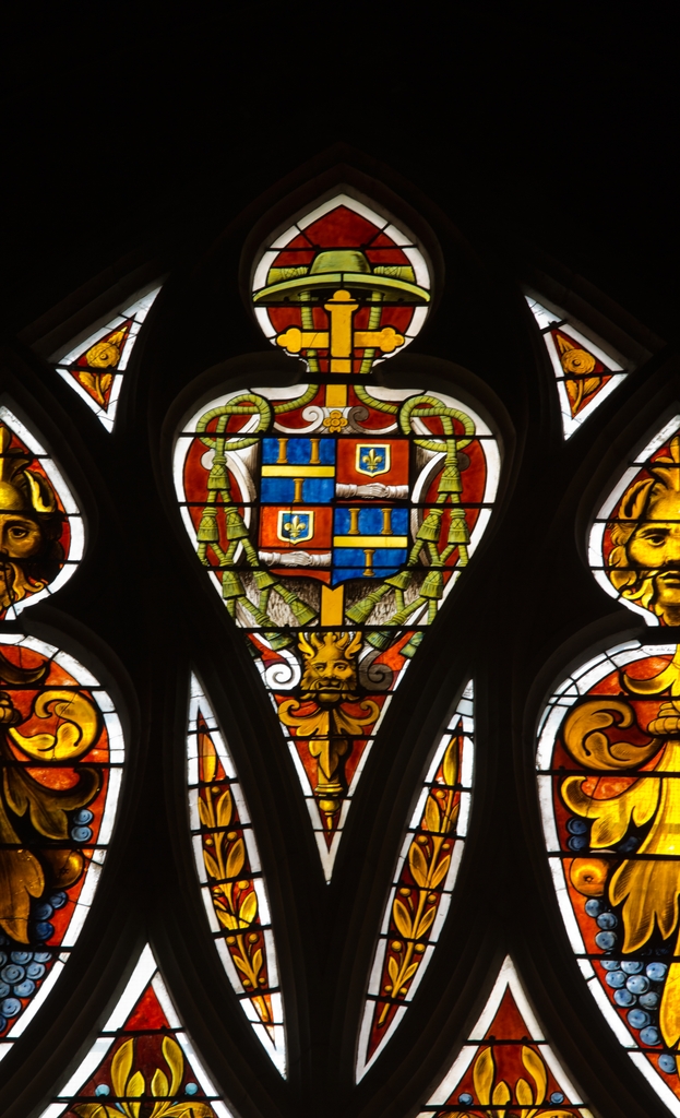 Chapelle latérale nef - Verrière ornementale - Armoiries d'un évêque - Milieu 17e s.
