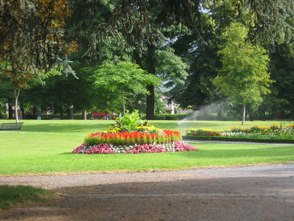 Le parc en été avec son couvert dense et ses plate-bandes fleuries (le jardin avant la tempête Xynthia de février 2010).