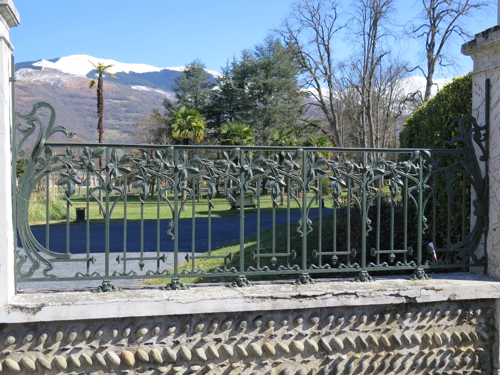 Entrée occidentale du jardin : les grilles de style Art Nouveau.