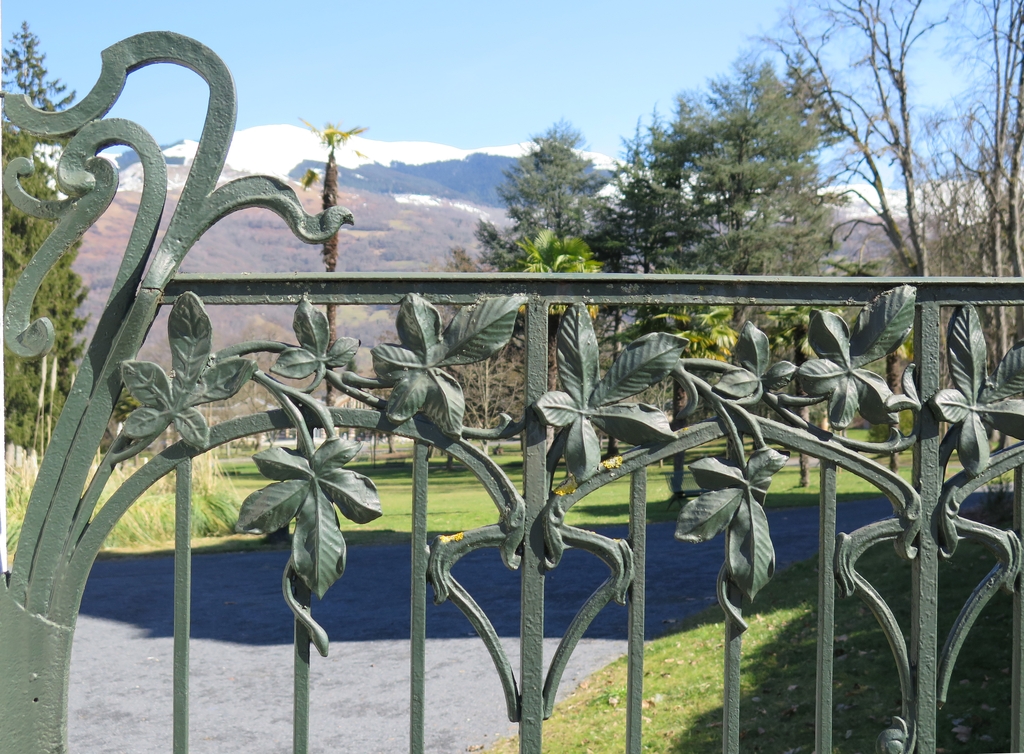 Entrée occidentale du jardin : les grilles de style Art Nouveau (détail).