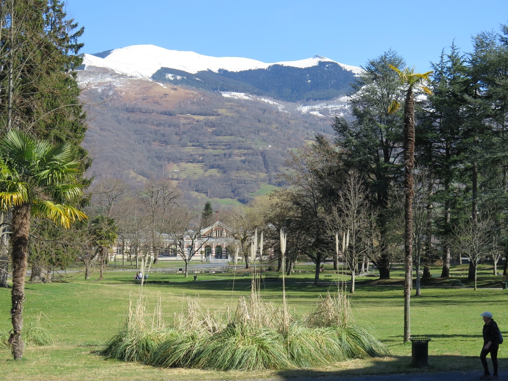 Le jardin descend en pente douce d'ouest en est vers le bâtiment des thermes.