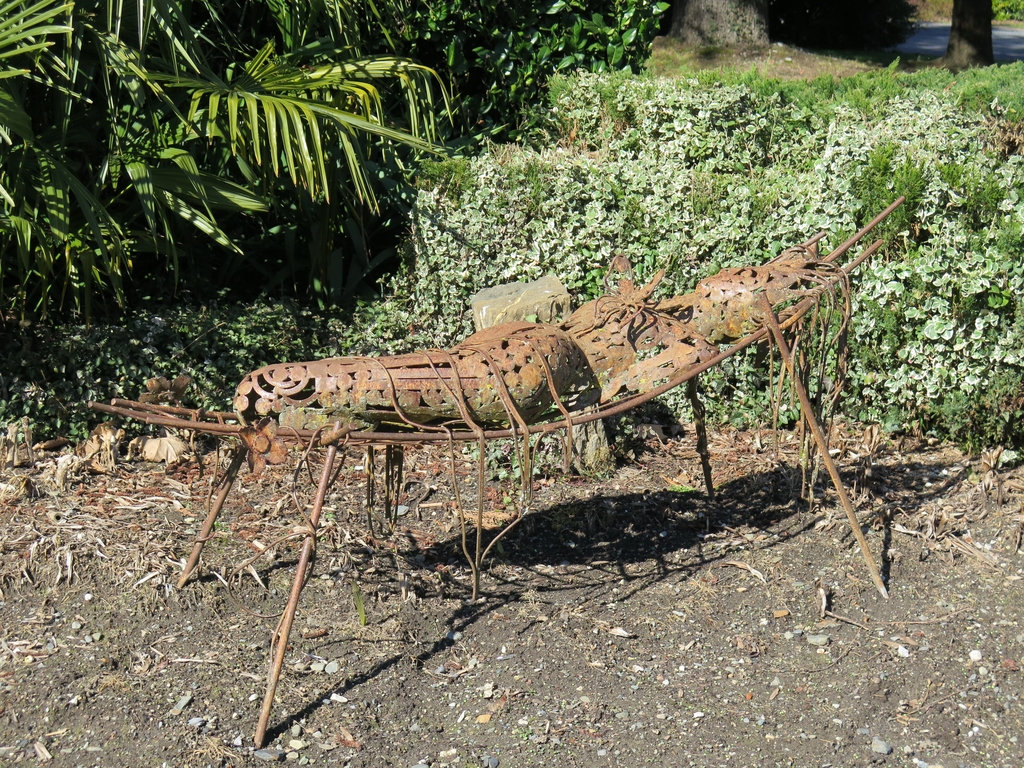 Sculpture contemporaine en fer rouillé représentant un insecte imaginaire.