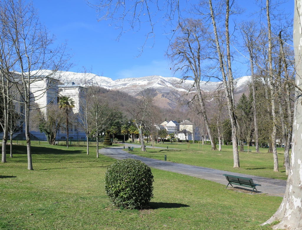 Partie occidentale plus élevée du jardin. L'allée de ceinture borde, à gauche, le Grand Hôtel.