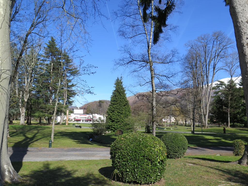 Perspectives sur le casino depuis le côté sud du jardin.