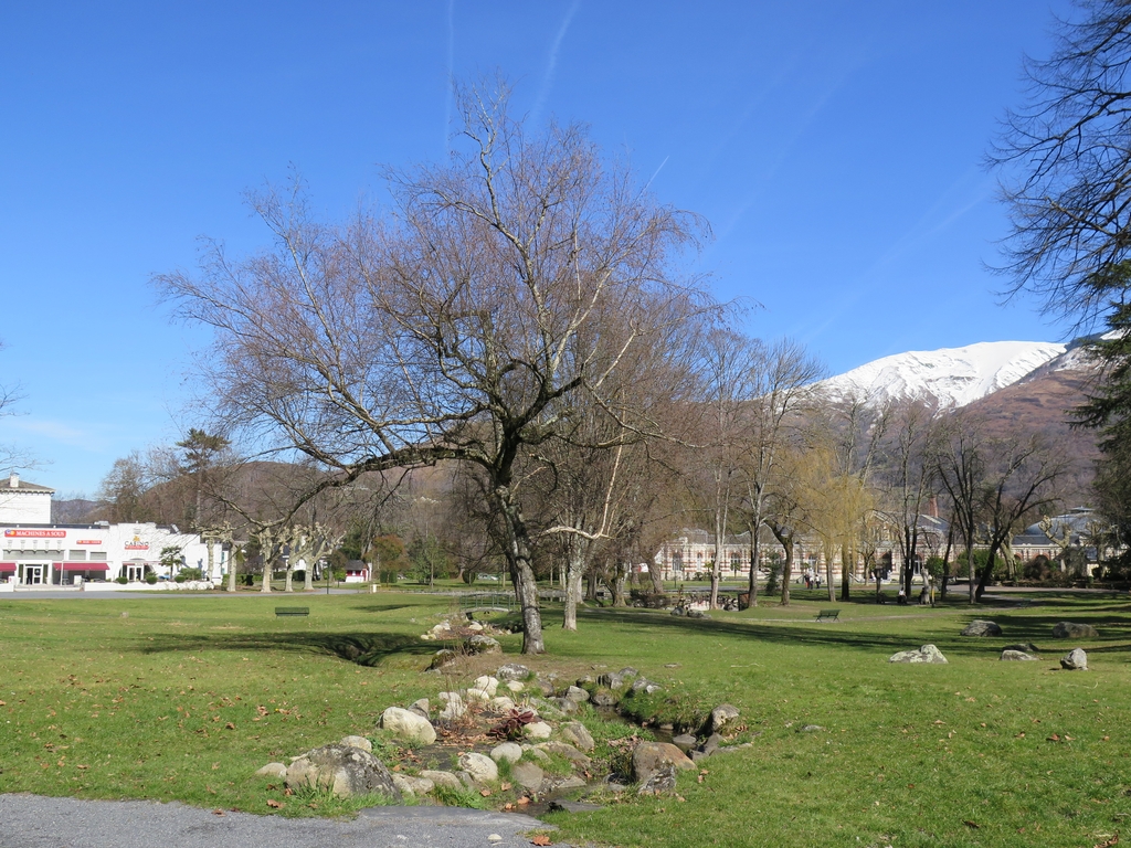 Le canal de jardin serpente d'ouest en est jusqu'à la pièce d'eau.