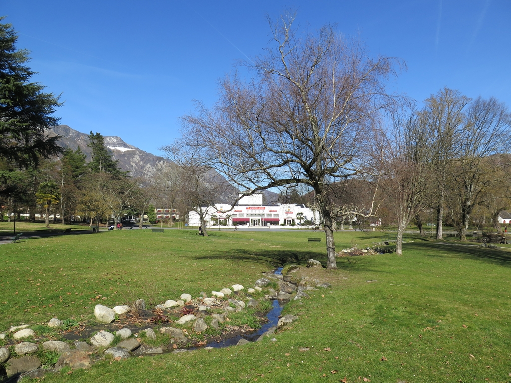 Le canal de jardin descend d'ouest en est jusqu'à la pièce d'eau.