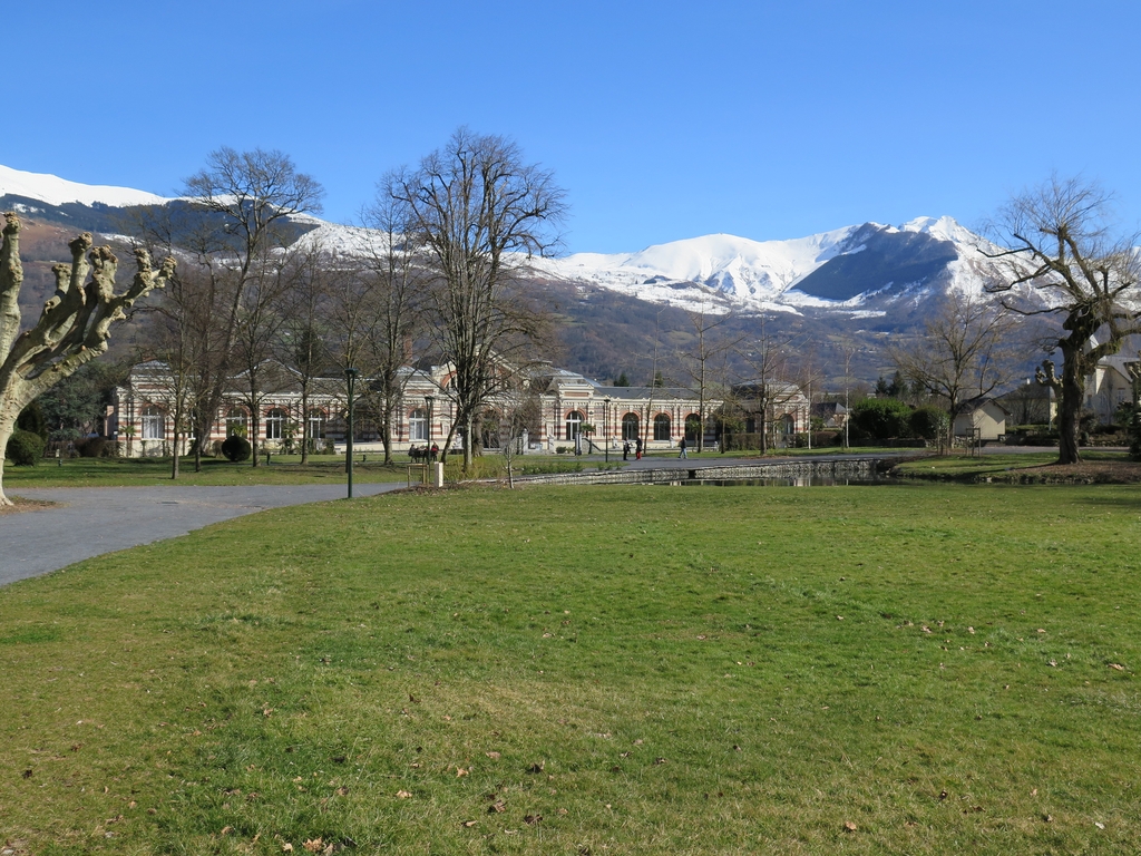 Les perspectives actuelles du parc, en hiver, sur le bâtiment des thermes édifié sur son côté oriental.