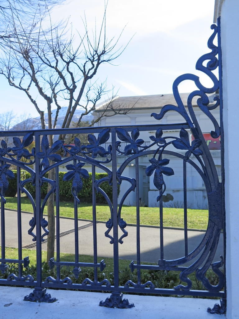 Entrée occidentale : grilles Art Nouveau (détail).