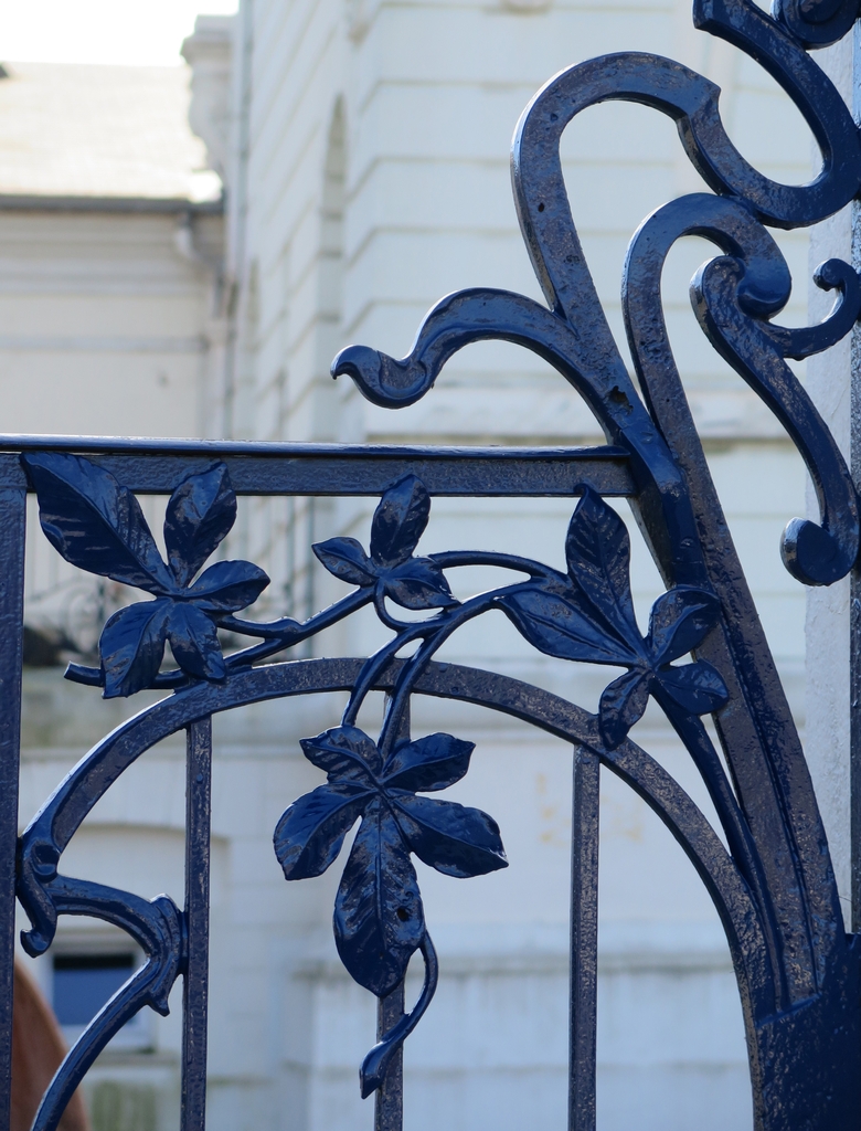 Entrée occidentale : grilles Art Nouveau (détail).