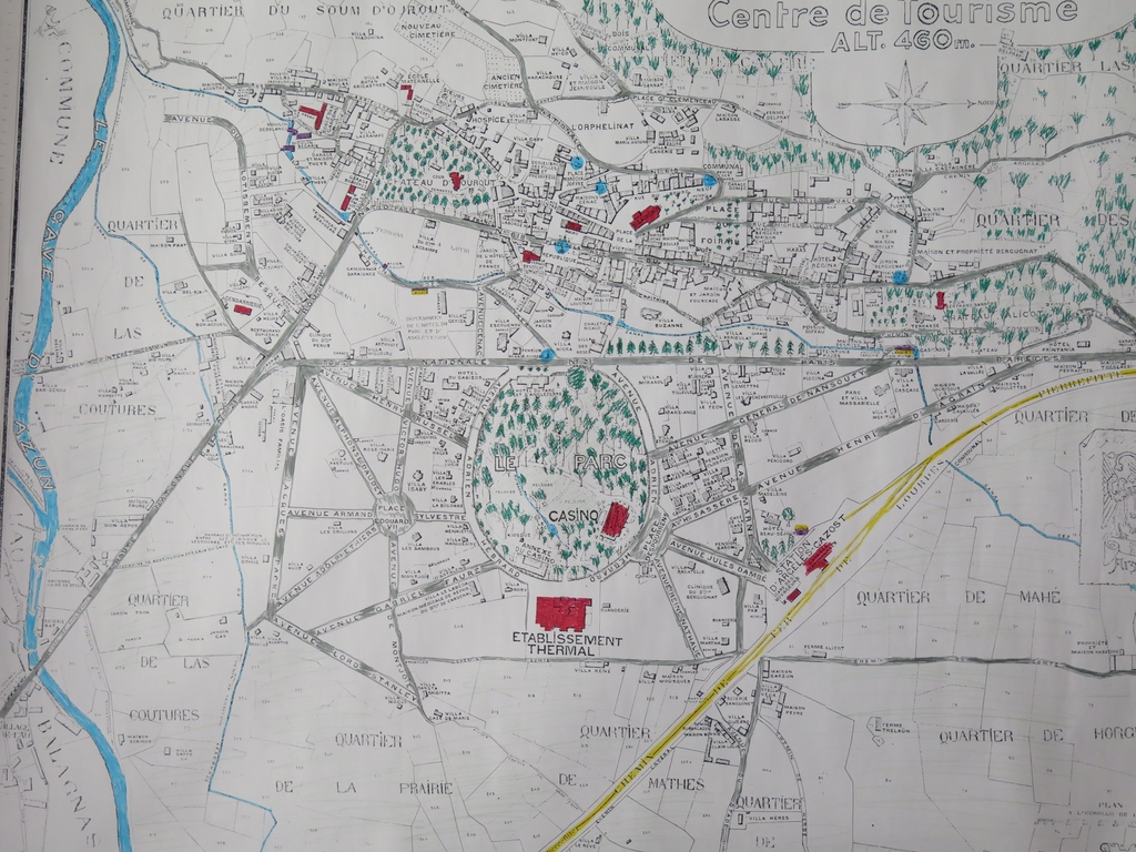 Plan légendé de la ville d'Argelès avec le jardin au centre de la ville basse thermale.