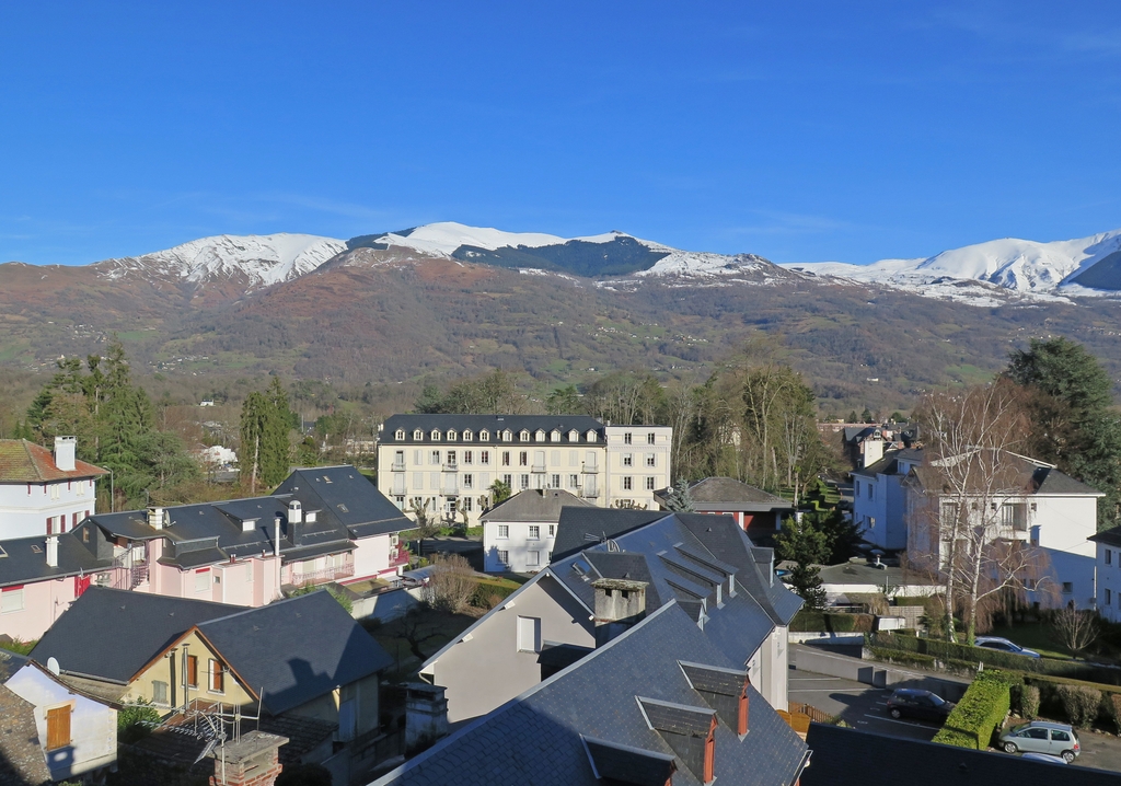 On devine les arbres du parc derrière l'alignement du Grand Hôtel (vue prise depuis la ville haute vers l'est).