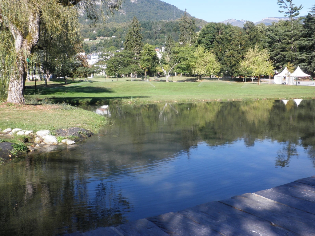 Au bas de la pente du jardin, la pièce d'eau (agrabdie après 2010).