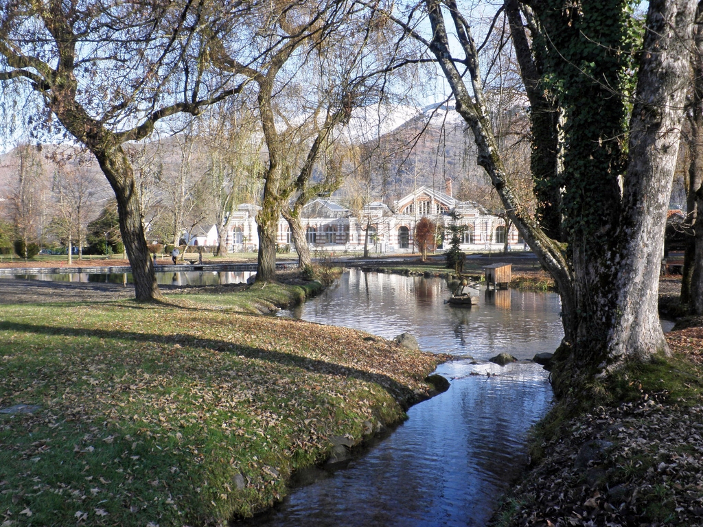 Perspectives sur le bâtiment thermal depuis le canal de jardin en amont.