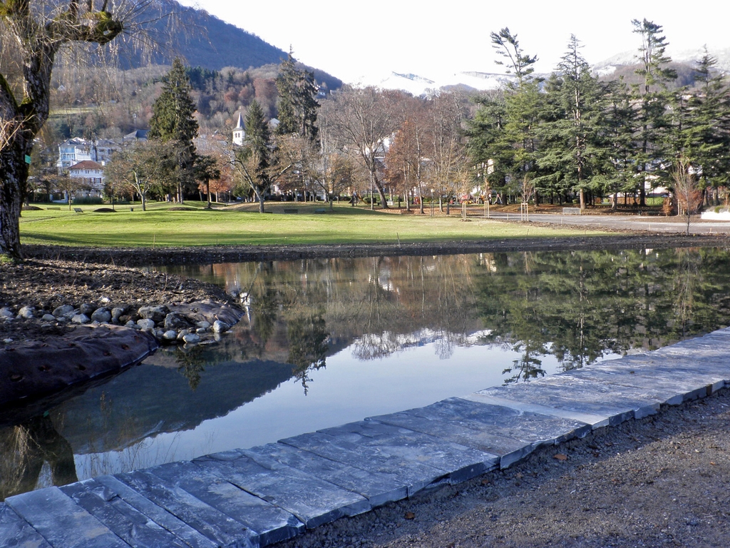 La pièce d'eau et sa nouvelle bordure, côté est.