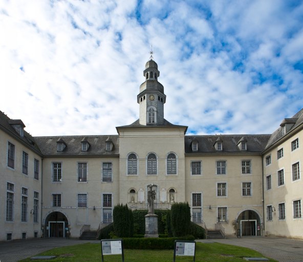 La façade orientale de l'hopital avec la chapelle au centre.