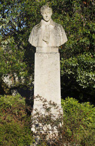 Le monument à Jules Laforgue de face : vue d'ensemble.