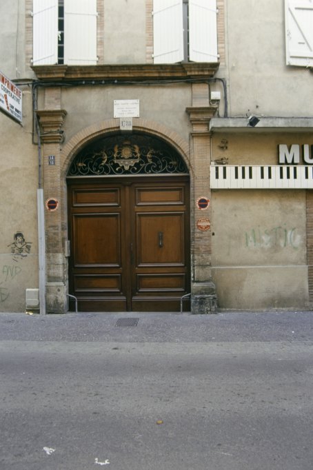 Vue du portail sur la rue de la Comédie.