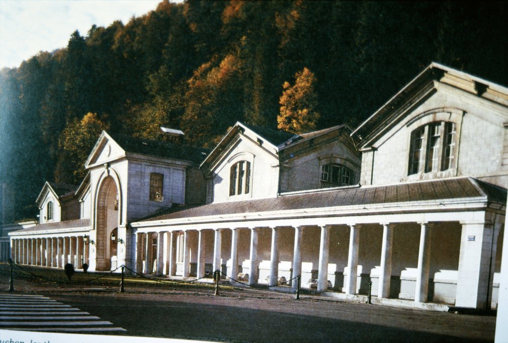 Vue de la colonnade des thermes Chambert depuis le nord.