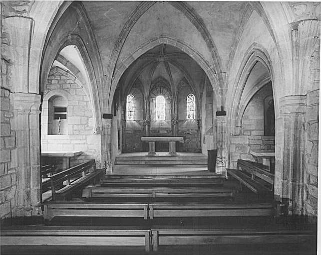 Vue générale du bas de la nef vers le choeur.