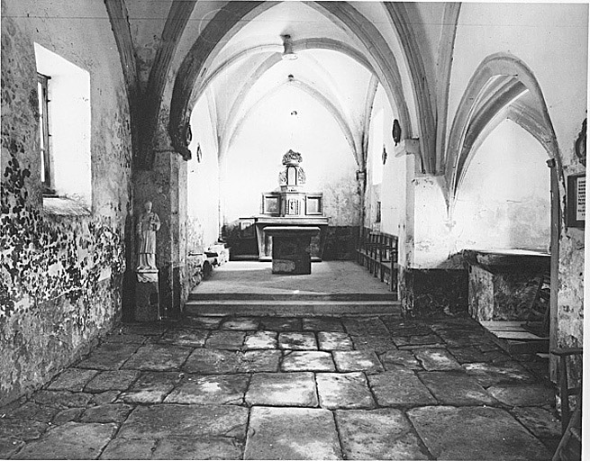 Vue générale du bas de la nef vers le choeur.