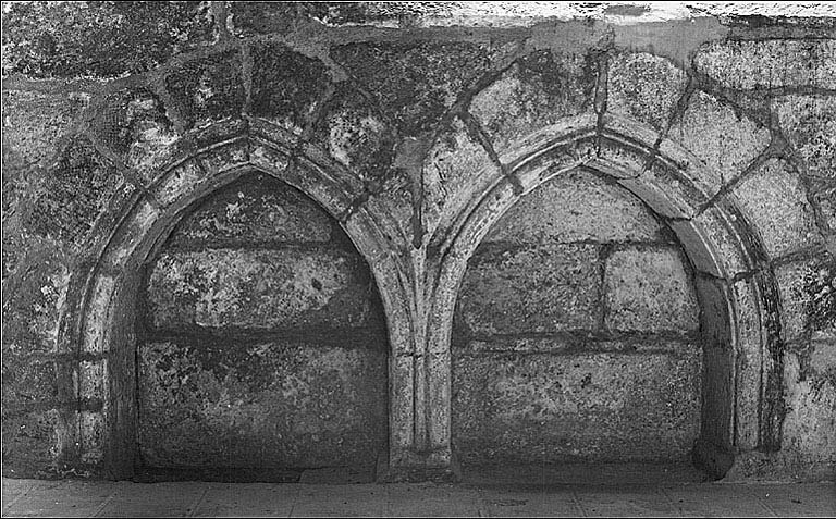 Niches jumelles cintrées (chapelle sud). Double lavabo ?.