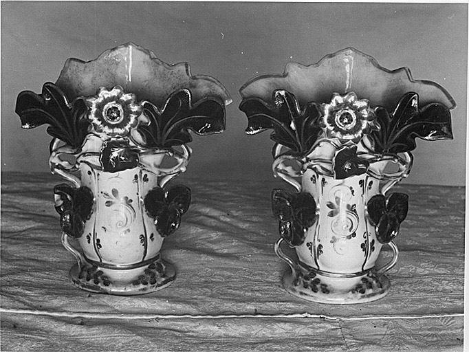 Paire de vases à fleurs (vases cornets)