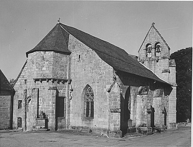 Vue générale, façade nord et chevet.