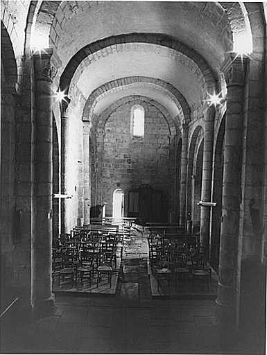 Intérieur, vaisseau roman : vue du choeur vers le fond de la nef.