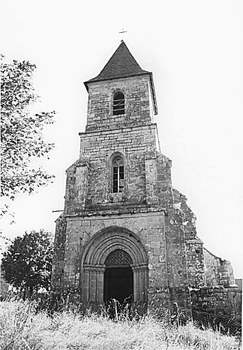 Vue d'ensemble de la façade occidentale.