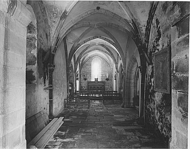 Vue générale du bas de la nef vers le choeur.