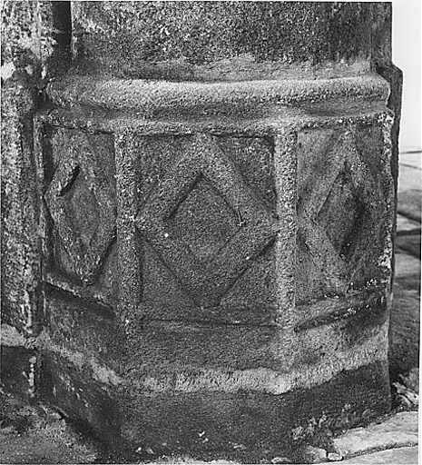 Détail d'une base de colonne de la chapelle latérale sud.