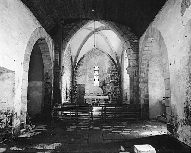 Vue intérieure de la nef vers le choeur.