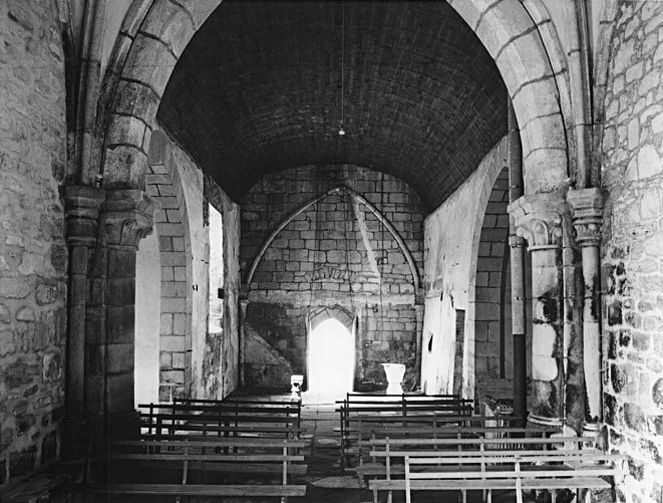 Vue intérieure du choeur vers la nef.