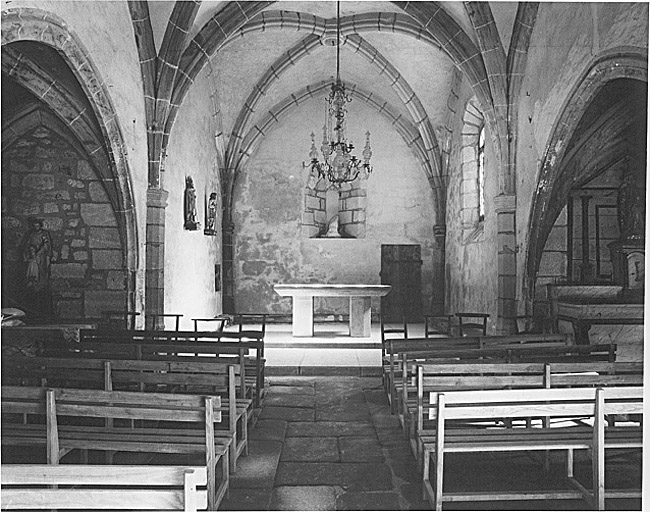 Vue générale du bas de la nef vers le choeur.