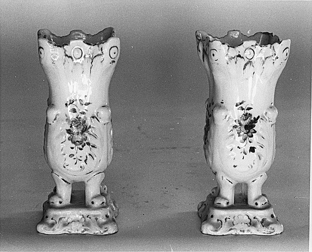 2 vases à fleurs sur piédouches