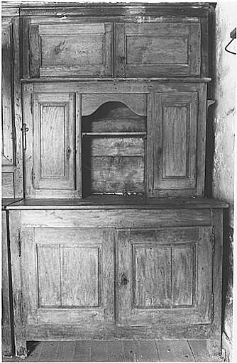 Meuble de sacristie (buffet à deux corps)