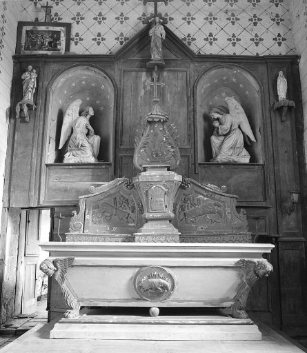 Autel tombeau, gradin d'autel, tabernacle urne à ailes, dais d'exposition (maître-autel)