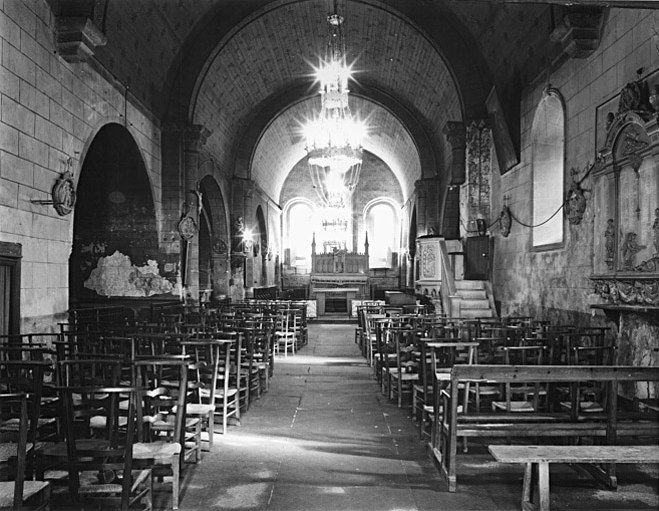 Vue intérieure du bas de la nef vers le choeur.