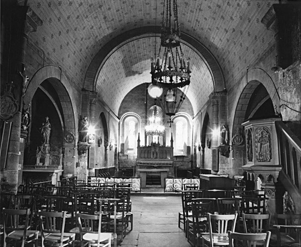 Vue intérieure de la nef vers le choeur.