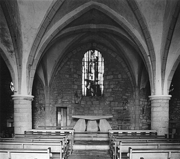 Vue intérieure de la nef vers le choeur.